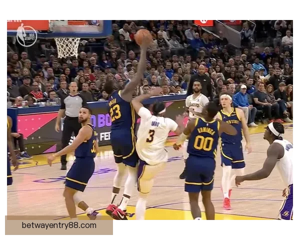 巴雷特在抢篮板时被锡安撞伤肩膀 已返回更衣室接受治疗